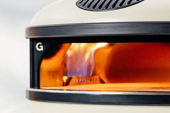 Next-level gas burner. Arc’s lateral gas burner emulates a traditional wood-fired rolling flame, combining high performance, precise temperature control, and steady heat for an enjoyable cooking experience with pizza and more.
